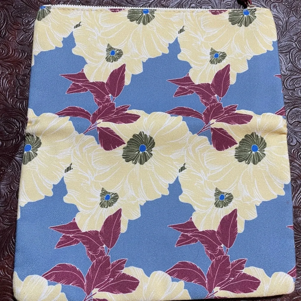 NWOT- Rachel Pally Off White Faux Leather & Floral Canvas Fold Over Clutch #H-19 - Picture 3 of 5